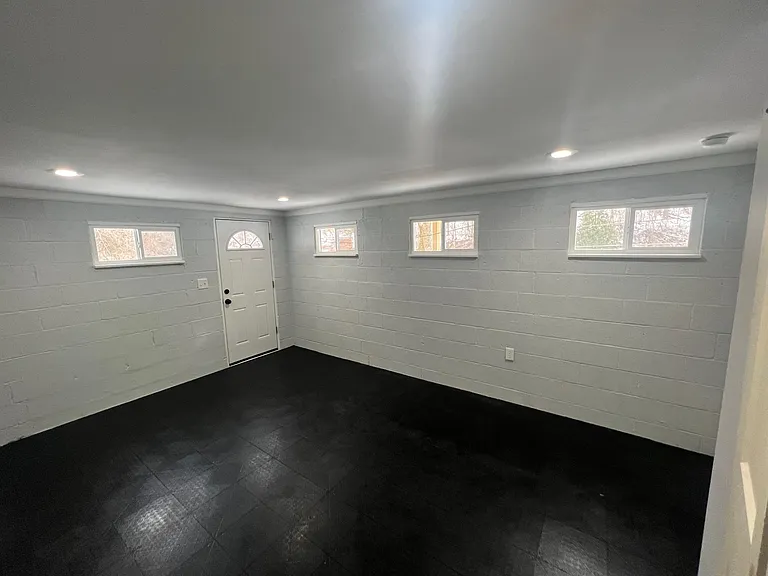 526 Broad Hollow Rd — Photo 14