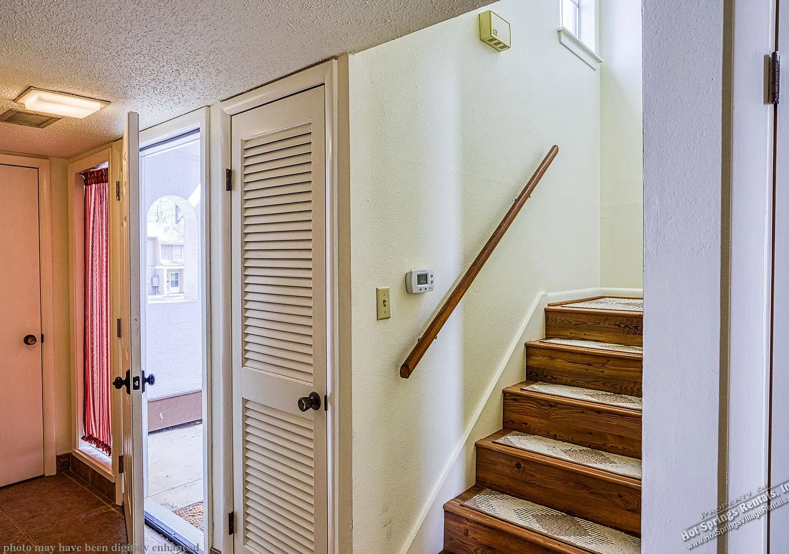 Two-Level Townhome in DeSoto Courts — Photo 4