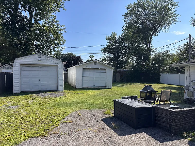 219 Linden Ave — Photo 2
