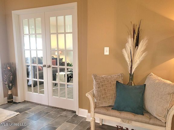 4th image of 2571 Madeline Ln