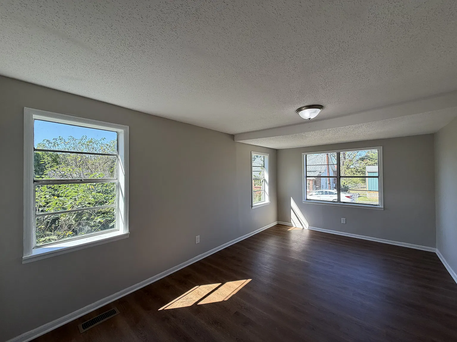 3 bed, 1079 sqft, $1,200 — Photo 2