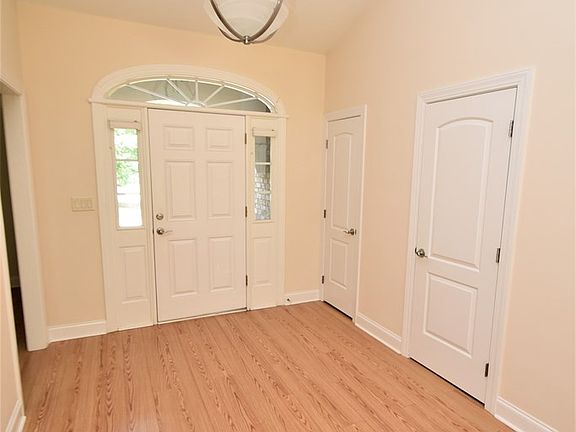 3rd image of 178 Cottonwood Creek Ln