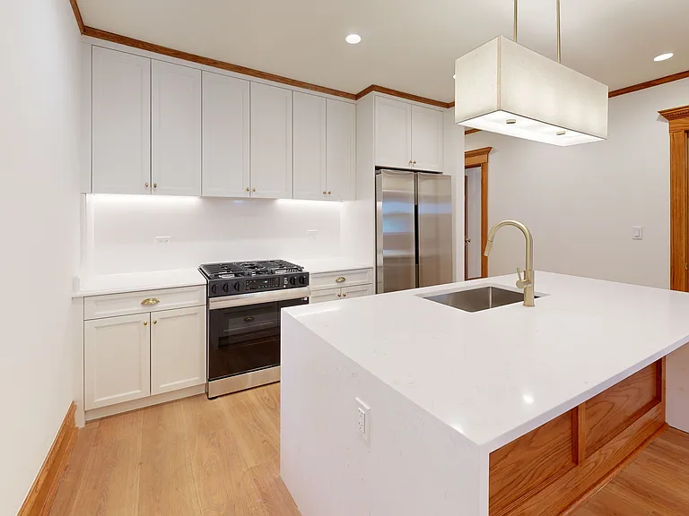 1233 N Hoyne Ave #G — Photo 2