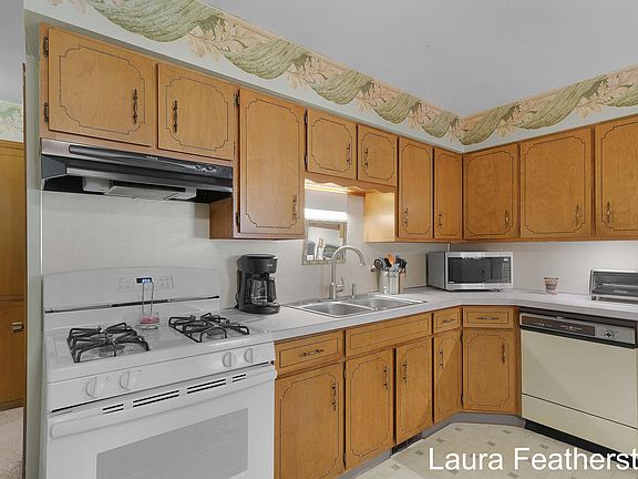4th image of 883 Andover Ct SE