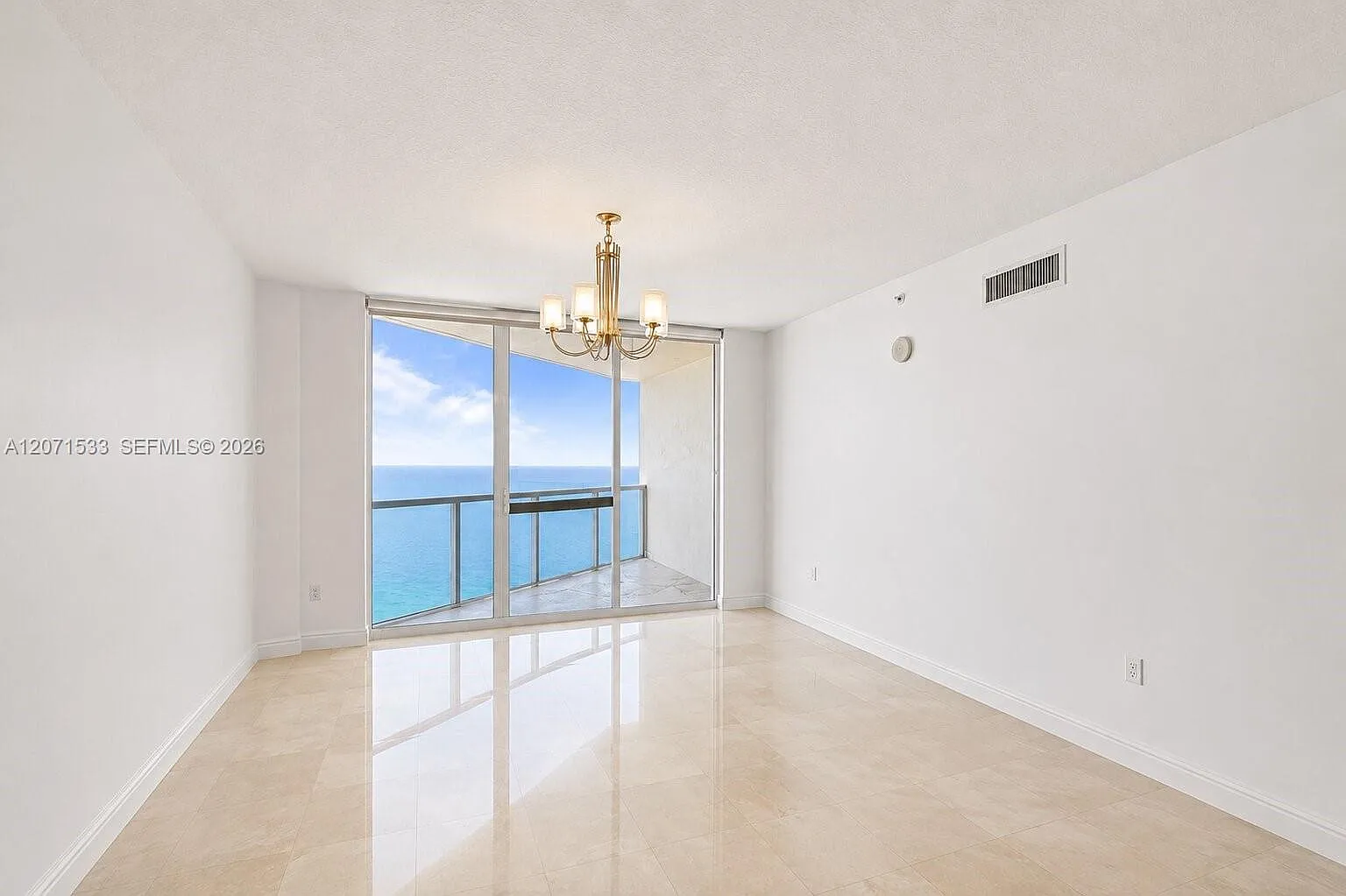 La Perla Condo — Photo 2