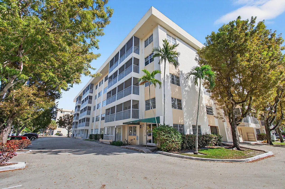 Building Photo - 50 SW 3rd Ave #311
