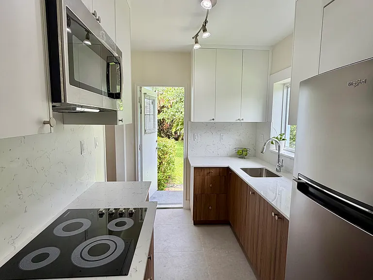 Albatross St — Photo 11
