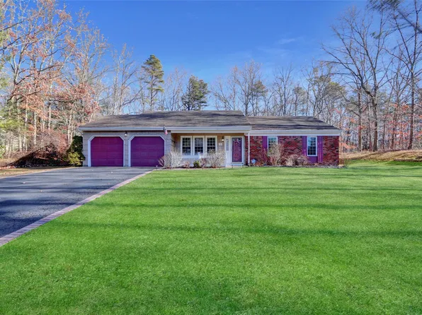 9 Cavalier Court, Ridge, NY 11961