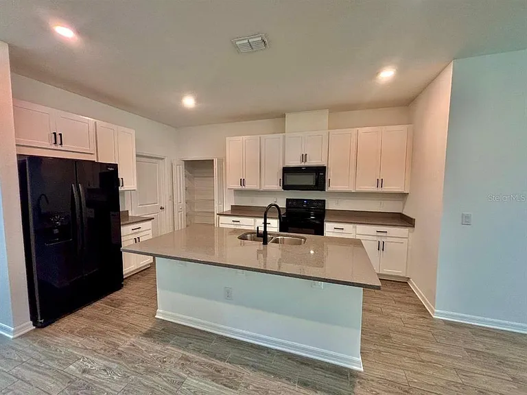 7563 Ashcroft Dr — Photo 2