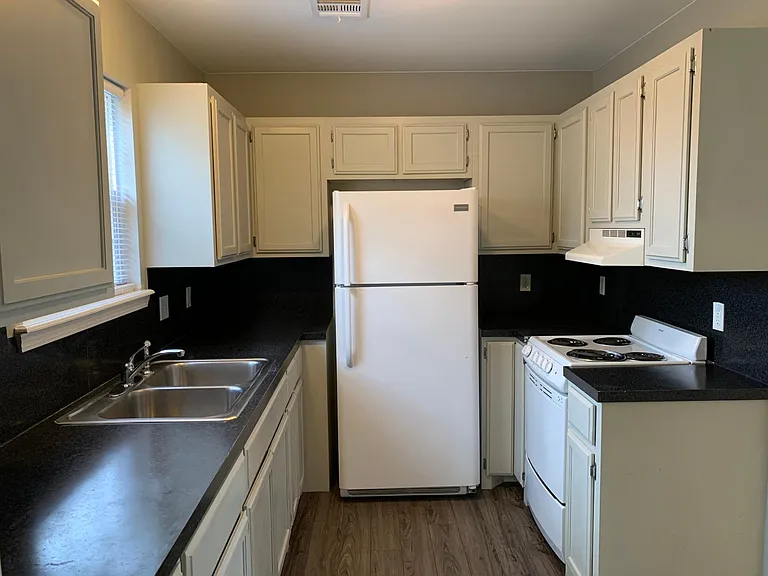 904 Sheryl St — Photo 3