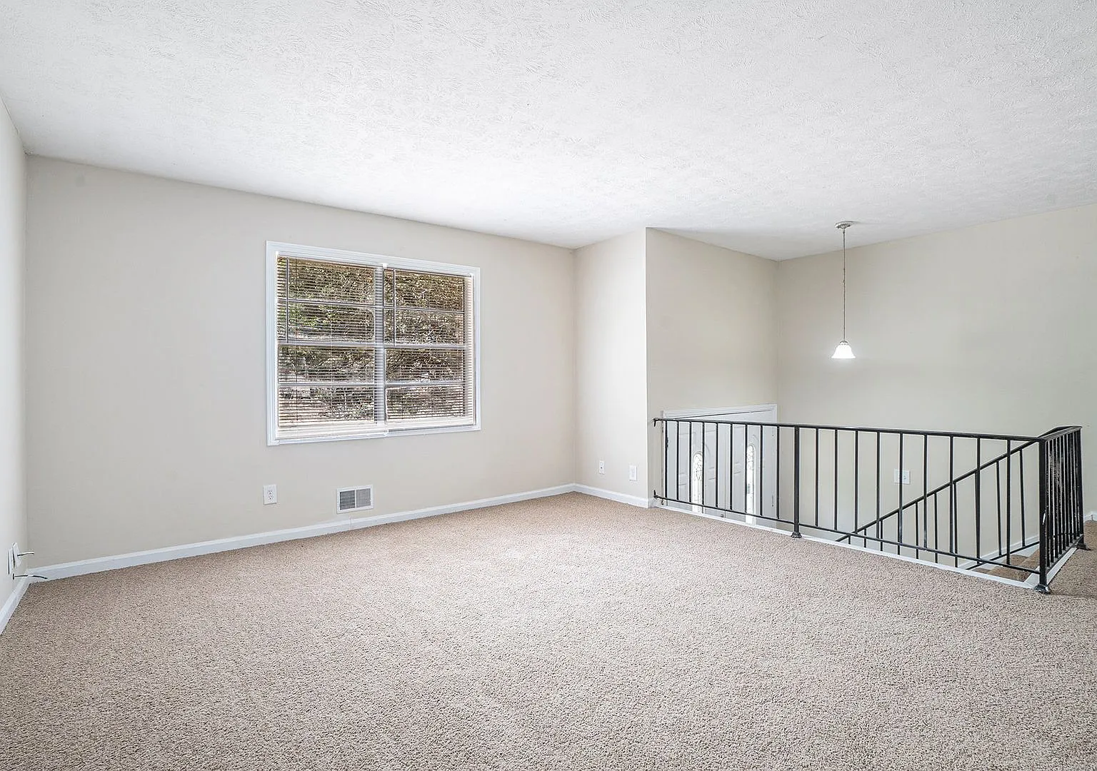 5 Bedroom 3 Bathroom Home — Photo 2