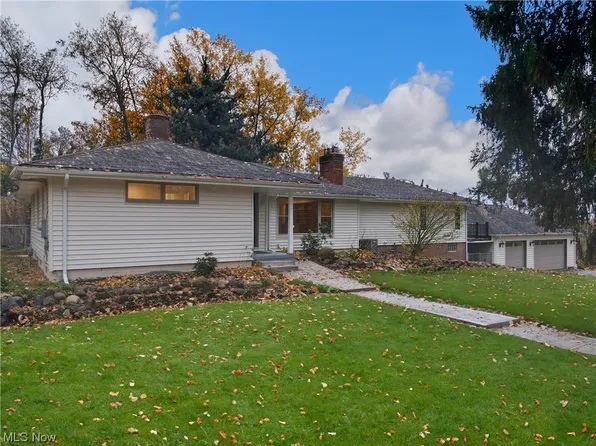 18235 Haskins Rd, Chagrin Falls, OH 44023