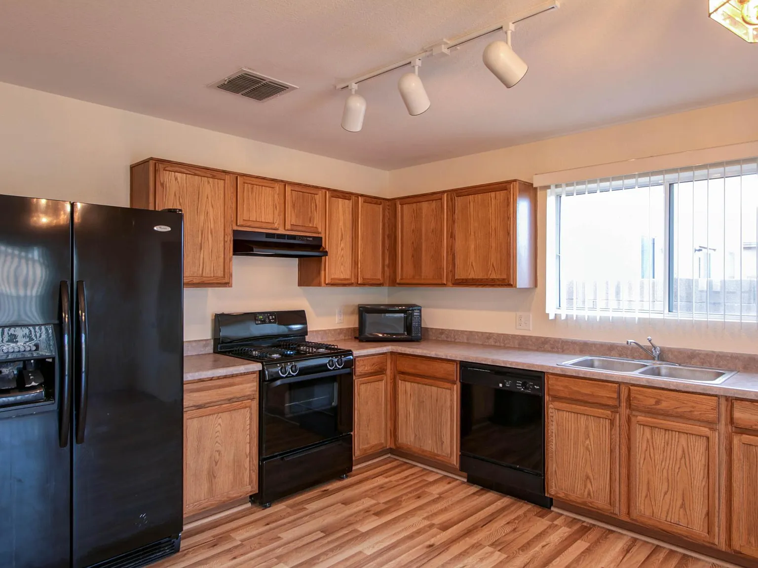 3 bed, 1261 sqft, $1,600 — Photo 1