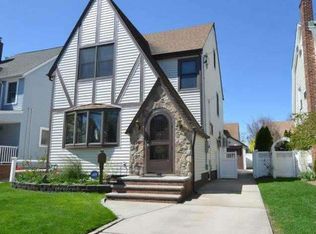 351 Wellington Rd, Mineola, NY 11501