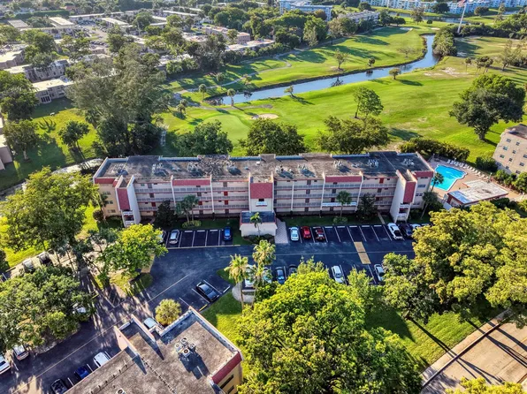 1035 Country Club Dr, Pompano Beach, FL