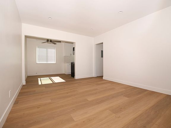 5th image of 14115 Gilmore St #936