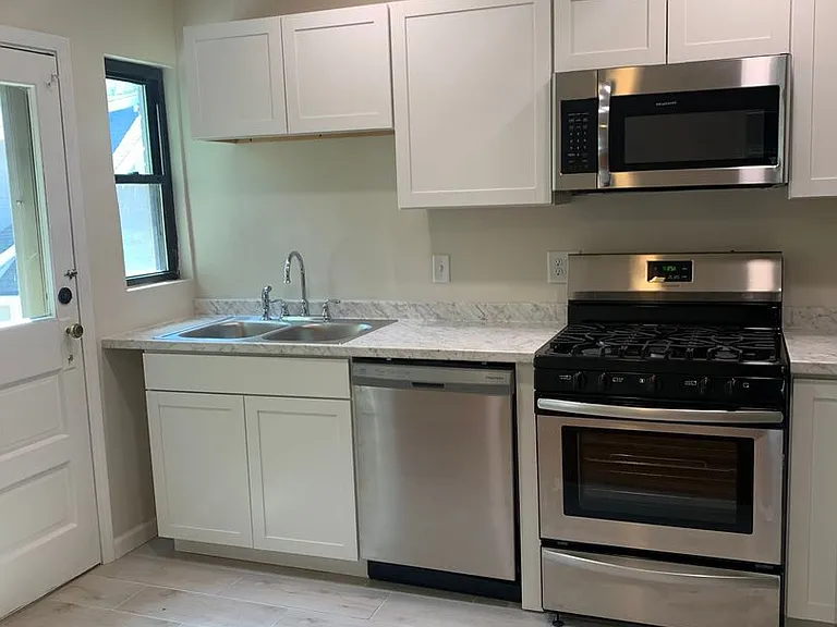 2919 Victoria Avenue — Photo 4