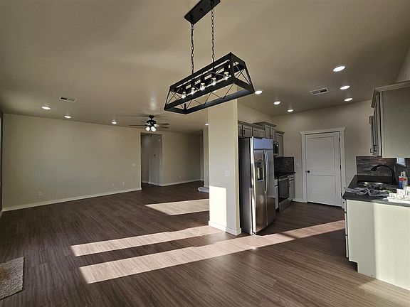 3rd image of 2319 Blackhawk Dr