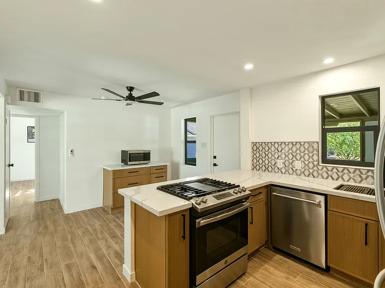1438 E Sheridan St — Photo 14