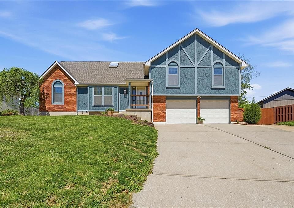 1st image of 211 NE Hearnes Ave