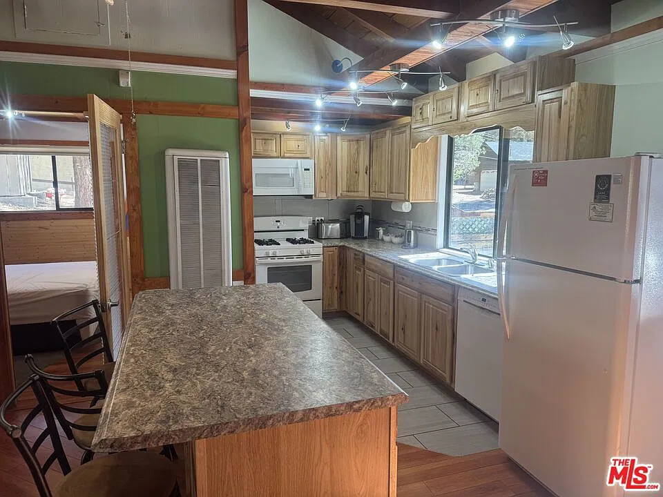 2 bed, 1.0 bath, 808 sqft, $1,795 — Photo 4