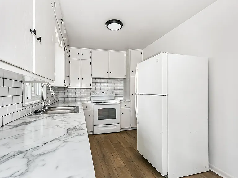 633 N Clayton Ave — Photo 1