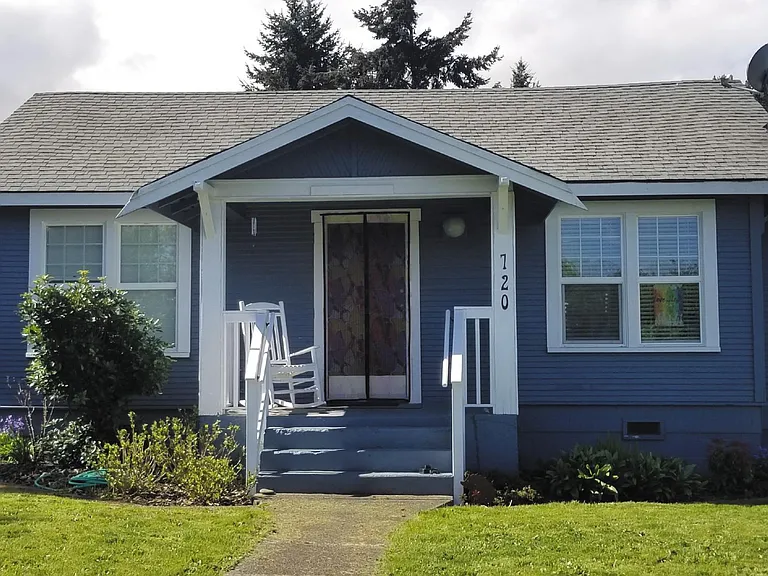 720 E 9th St — Photo 1