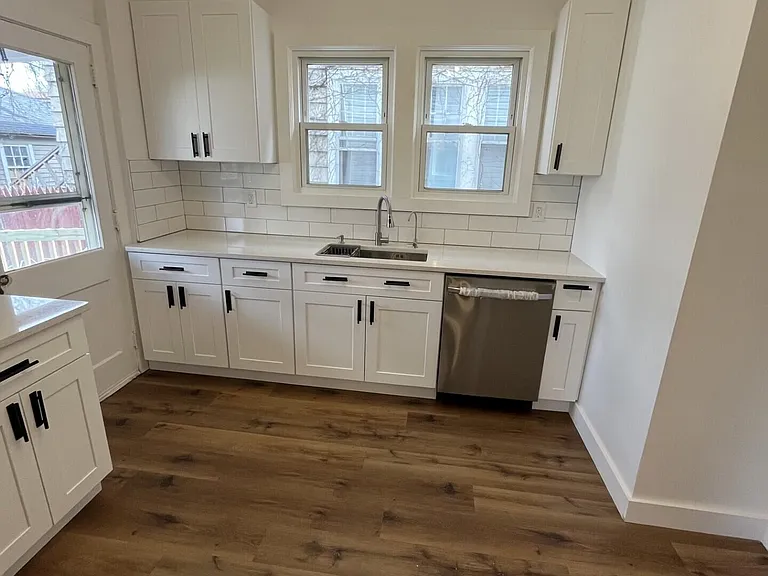 1139 Sanderson Ave — Photo 7