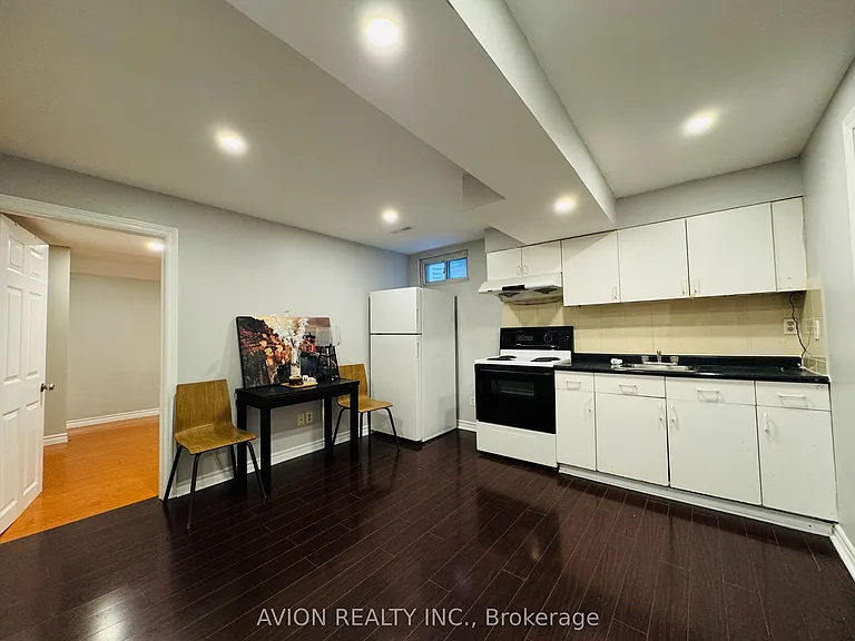 15 Saintsbury Sq #BASEMENT — Photo 1
