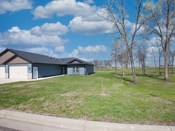 802 Elm Dr, Fairfax, MN 55332