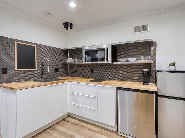 411-411 1/2 Walnut St — Photo 14