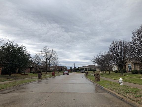 4th image of 820 Horseshoe Ct