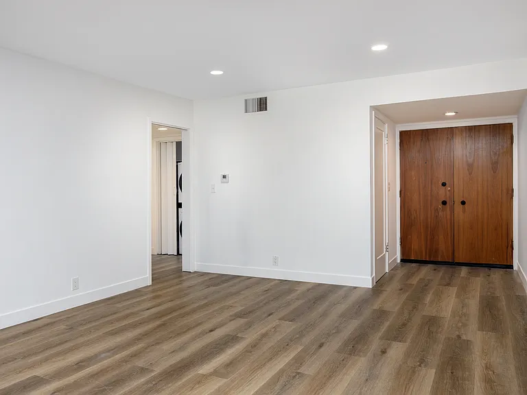 Euclid Place Apartments — Photo 8