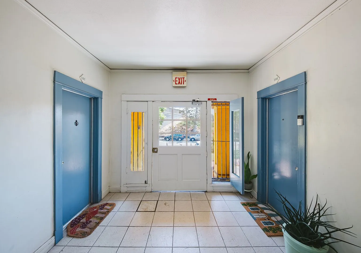 563 N Heliotrope Dr — Photo 4