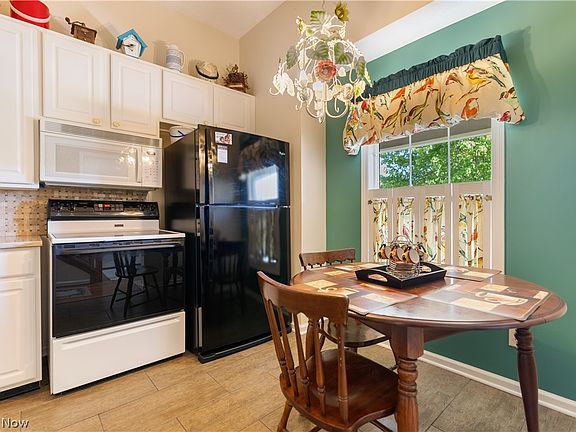 3rd image of 1702 Southpointe Cir NE