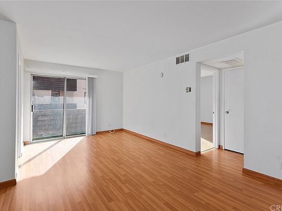 3rd image of 5414 Newcastle Ave APT 10