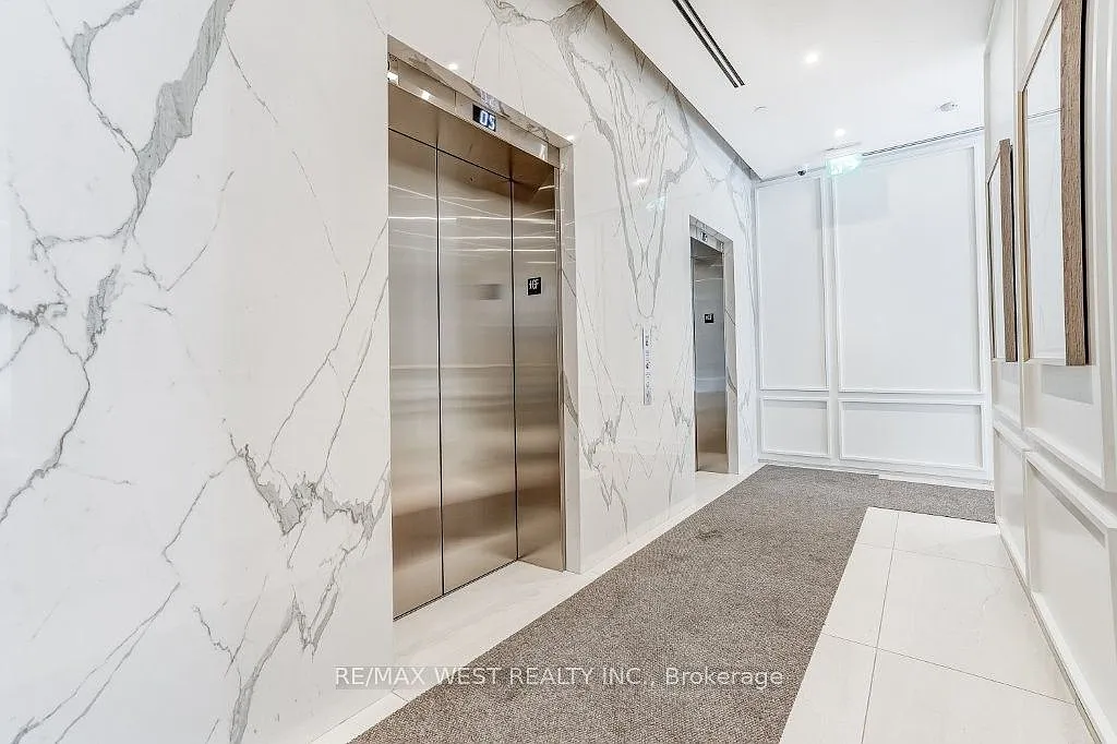 Queen Central Condos — Photo 4