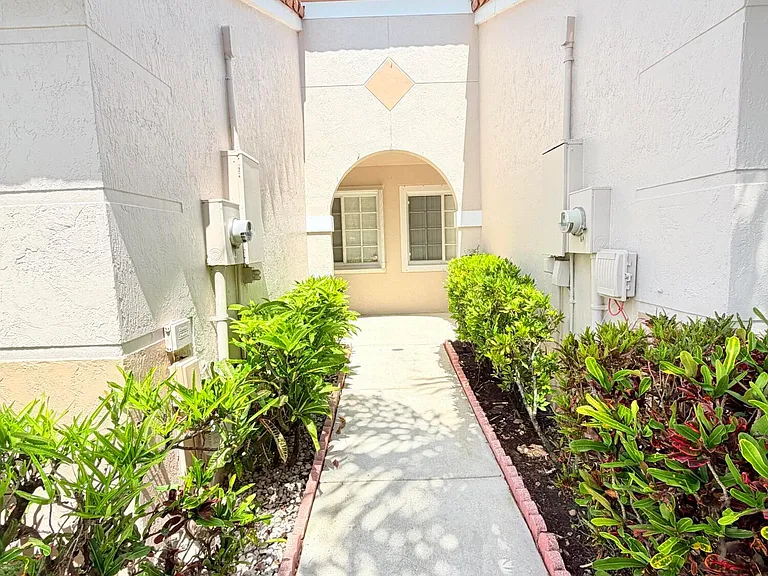 11697 SW 19th St — Photo 2
