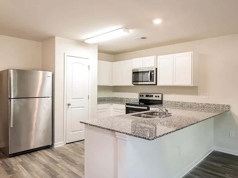 161 Queens Cir — Photo 5