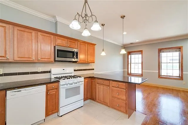 Building Photo - 21 Saint Pauls Ave #1
