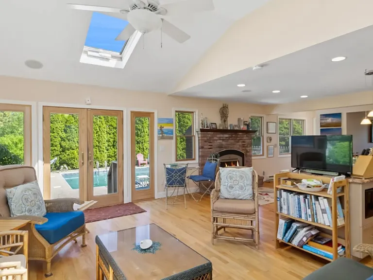 28 Middle Rd — Photo 10