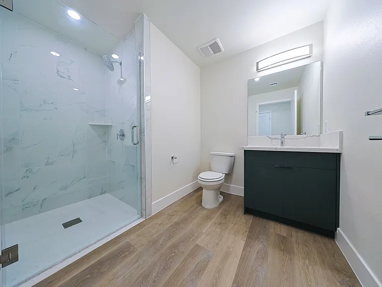 1317 W Jefferson Blvd — Photo 18