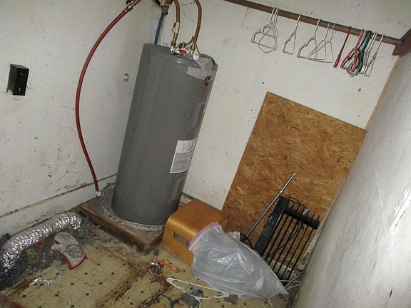 5th image of 125 Woods St