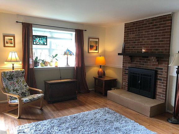 4th image of 401 Donna Ln