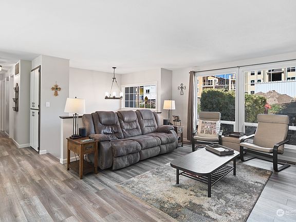 3rd image of 22160 Parnell Place NW