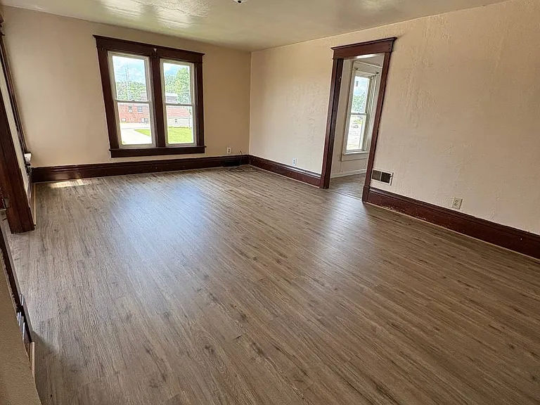 103 1st St NE #2 — Photo 5