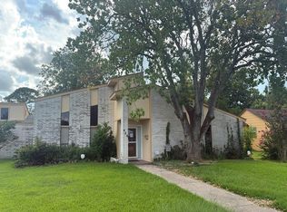 426 S 6th St, La Porte, TX 77571