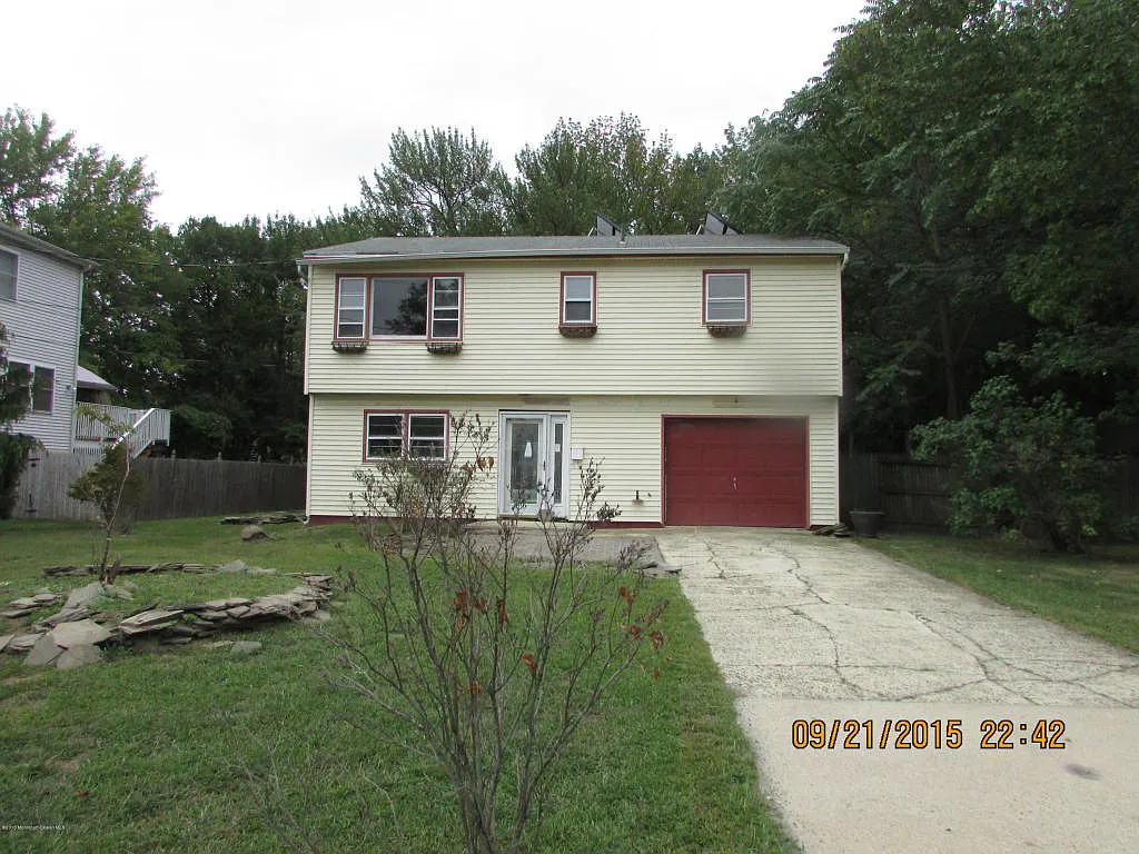 75 10th St photo 1