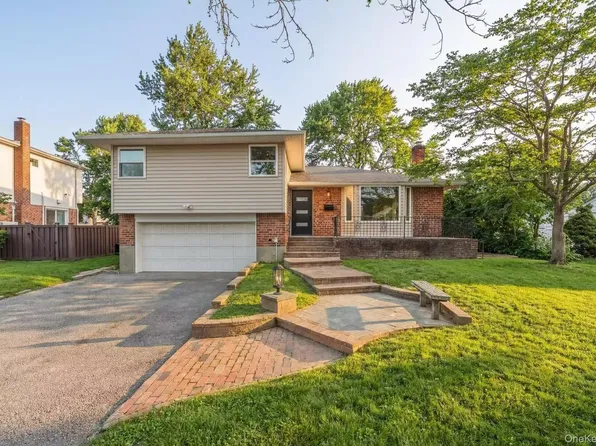 5 Warren Place, Plainview, NY 11803