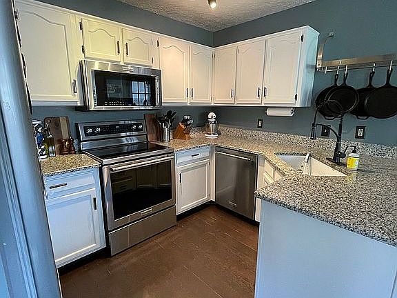 Kitchen with SS and Granite